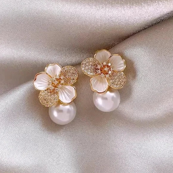 Elegant Gold White Floral Pearl Earrings - Picture 3 of 6